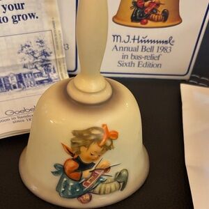 Goebel Hummel Annual Bell 1983 in bas-relief 6th Edition "Knit One"